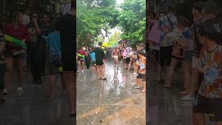 タイの水かけ祭り！紙パンツで駆け抜ける！#shorts