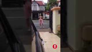 PRC lady telling Singaporean neighbour :\