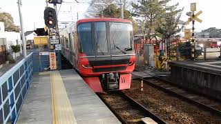 名鉄常滑線　大野町駅2番ホームから9500系普通が発車