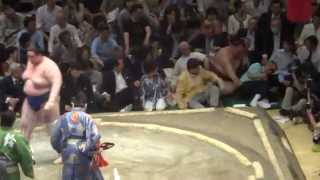 20140514  稀勢の里ｖｓ碧山　キセノン吹っ飛ばされる・・(-_-)大相撲夏場所4日目