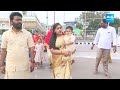 ysrcp mp tanuja rani visit tirumala tirupati శ్రీవారి సన్నిధిలో ఎంపీ తనుజా రాణి @sakshitvlive