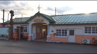 おとぎの国の世界のような駅舎の富士急行線谷村町駅の駅前と改札口の風景