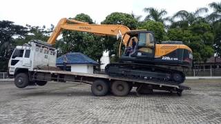 Loading Hyundai 220LC-9s Long Reach