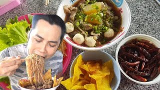 ก๋วยเตี๋ยวร้านพี่หมวย พริกแห้งทอด เกี๊ยวทอดฟรี ผักเยอะๆ