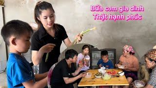 Một bữa cơm gia đình thật nhiều hạnh phúc của gia đình em Hoa khi bố mẹ trở về nhà 🏠