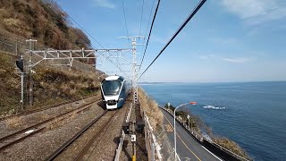 東京駅を出発し、伊豆急下田駅を目指して、根府川駅を通り過ぎていく東海道本線特急サフィール踊り子１号 同駅下りホームからの相模湾展望 撮影日２０２５年1月２３日