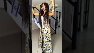 Nataly Menda singing \