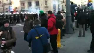 11.11.2011: Zadyma na pl. Konstytucji. Wybuchy rac i ostrzeżenia policji