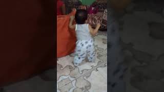 Mí hermano bailando calladita