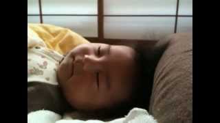 眠くて頭をブンブン振る赤ちゃん Baby Shaking Head ''NO''