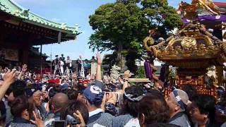 神田祭2013　旭町の神輿が本殿前で行きつ戻りつ