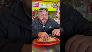 Comiendo tacos  de guisado Don givawer