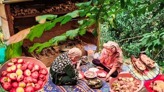 suasana di desa dayak, kehidupan damai wanita dayak bakumpai, masak menu sederhana nikmatnya sedunia