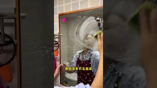 镜子上的水垢水印，清洗起来很麻烦？来看看小洁的小妙招~ 居家生活小技巧 擦玻璃 擦镜子 小洁轻松居家妙招 污渍轻松去除