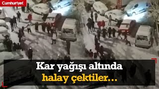 İstanbulluların kar sevinci: Bağcılar'da kar yağışı altında halay çektiler...