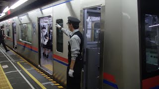 都営浅草線日本橋駅での車掌動作１