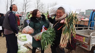 胖哥带丫妈赶集囤菜，六块钱一斤的大葱，抠门的胖哥只舍得买一捆