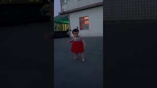 Cutest toddler walking 可愛的小小孩走路，會轉彎回頭了！🥰🥰#cutetoddlers