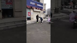 为帮朋友忙被调查了老婆没埋怨一句，来接我的人却是我远嫁媳妇以为她会大吵大闹，想不到异常冷静对我说以后遇事为家庭想想，别哥们义气用事现在不是一个人了#劇情#生活#情感#shorts