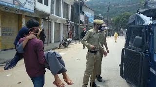 Mendhar Police Helps Attendant In Taking Patient To Hospital