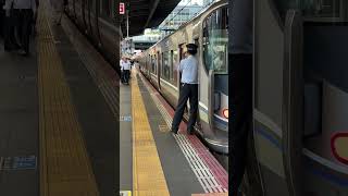 駆け込み乗車でなかなか扉が閉められず大変な車掌さん#shorts