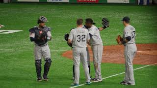 2019.3.20 一度守備位置についたイチローがチームメイトとハグをして退く（ICHIRO SUZUKI）