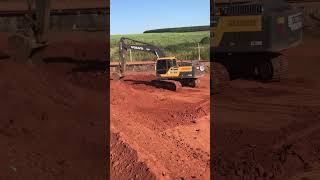 Netão mostrando escavadeira volvo ec2000 trabalhando cidade de Olímpia