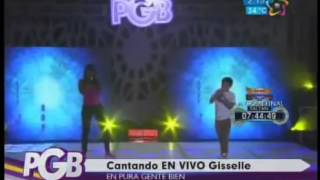 Gisselle le canta a Snuppy