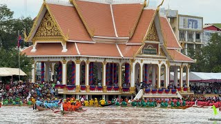 មនុស្សច្រើនកុះករ រង់ចាំមើលការប្រណាំងទូក នៅខេត្តបាត់ដំបង