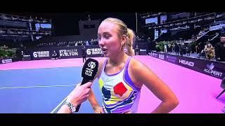 Anastasia Potapova entrevistada en pista tras vencer a C. Burel. Lyon 2023