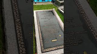 The Grave of Elvis Presley | Graceland Meditation Gardens #elvis #elvispresley #graceland #memphis