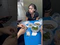 do you know thai women how to share their food . 泰国女人们在路旁上分享午餐