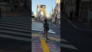 普通自転車ではないのに歩道を平気で走行　これを撮る前にこの場所ではない場所で歩道で信号待ちしていたらこの中年女が人の事見て瞼全開にしてﾘｱｸｼｮﾝ　違反者がよく出来たな　違反者がよく人の事見て笑ったな