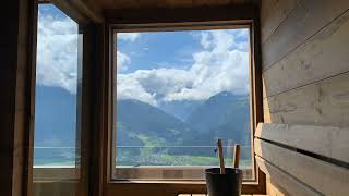 Aussicht aus der Panorama Sauna der Bergblick Suite mit Wolken 1