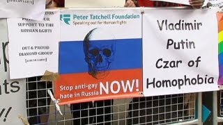 Gli attivisti dei diritti omosessuali si molitano contro le leggi della Russia