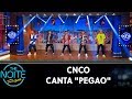 CNCO canta 