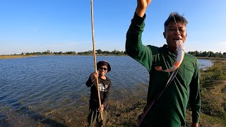 หมานอีกแล้ว!! พ่อพรม หาปลาขาวสูตร แบบพื้นบ้านอีสาน ( คลิปแรกในรอบปีของพ่อพรม )