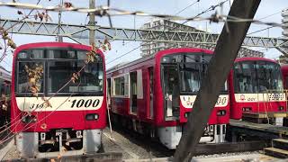 京急線6両編成1000形319～324と避難誘導用の扉が開かれている、7B京急沿線の風景ギャラリー号回送1000形1201〜1208、99S快特羽田空港行き1000形001〜008が停車中！