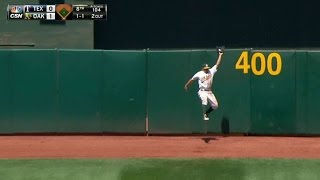 TEX@OAK: Burns makes second outstanding catch