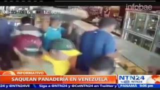 Decenas de mujeres y hombres saquean panadería en Venezuela