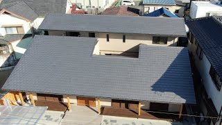 【完成建物】光溢れる、中庭を囲む家・平屋に見える大屋根・シラス壁と木格子の佇まい。