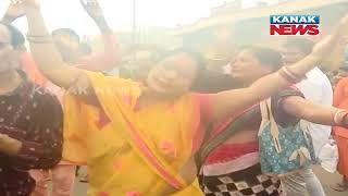 Ratha Jatra 2024 | Devotees Chant 'Hari Bol' and Dance in Front of Chariots