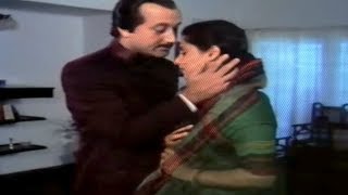 Dimple Kapadia push Anupam Kher from coming close | Haque | Bollywood  Scene 2/9
