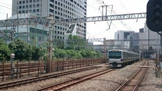 快晴の田町駅から見た札の辻陸橋下で上下線がすれ違う上野東京ライン常磐線E531系