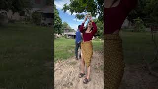 เดินสวนทางกันแบบฮาๆ #ตลก #funny #ฮาๆ #comedy #comedyvideo