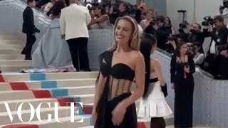 Margot Robbie Arrives at the Met Gala 📸