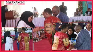 Tukio muhimu !!! RAIS SAMIA uso kwa uso na MAMA JANETH MAGUFULI, Ampa tuzo maalumu ya MAGUFULI