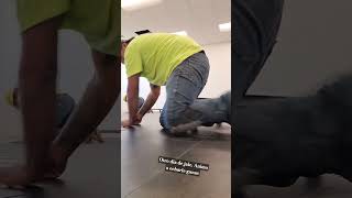 trabajando en Usa. instalación de Piso laminado al cuen #usa #sueñoamericano #construction #mexico