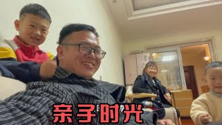 道哥累趴了回家后儿子赶紧捶背按摩，还说要帮爸爸建农场减轻负担