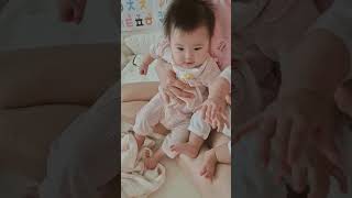 세쌍둥이 자매. 엄마 품에 안겨서 신난 첫째와 셋째. #삼둥이가족 #세쌍둥이 #아기 #baby #triplets